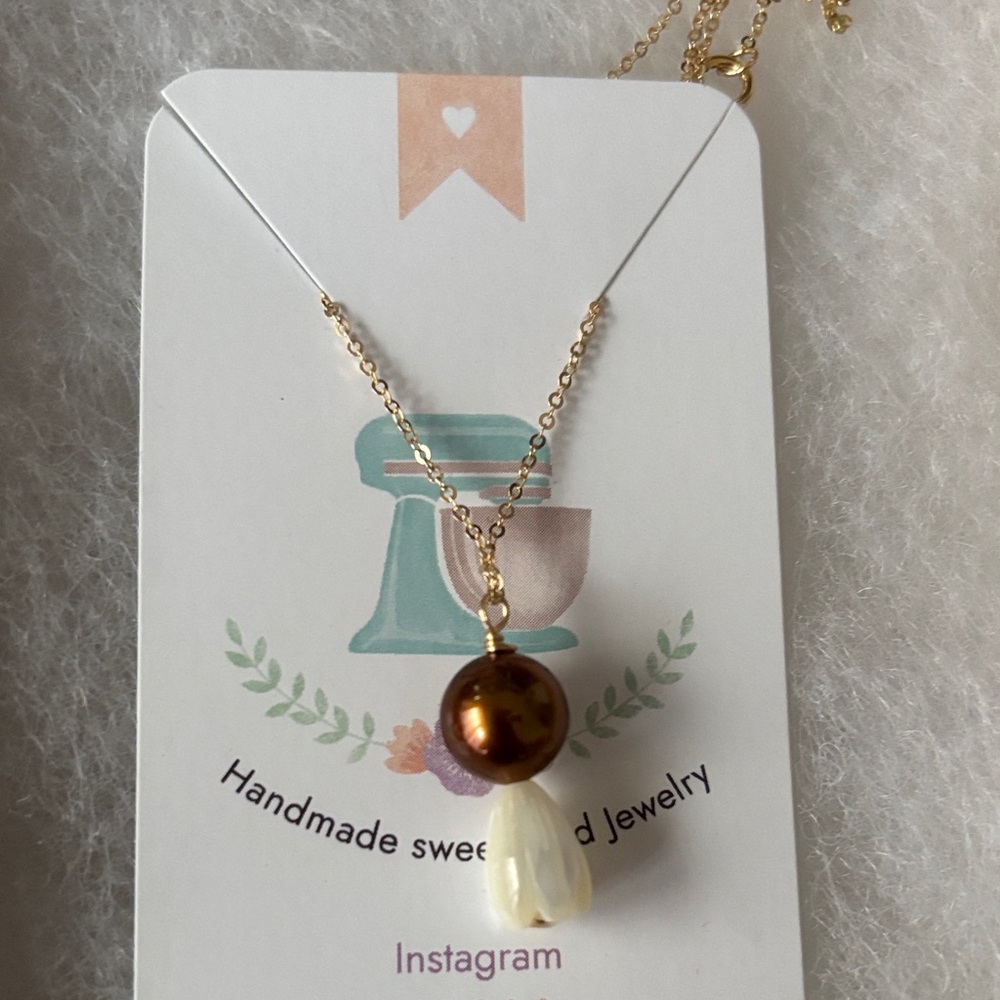 Elegant Gold and Brown Pendant Necklace